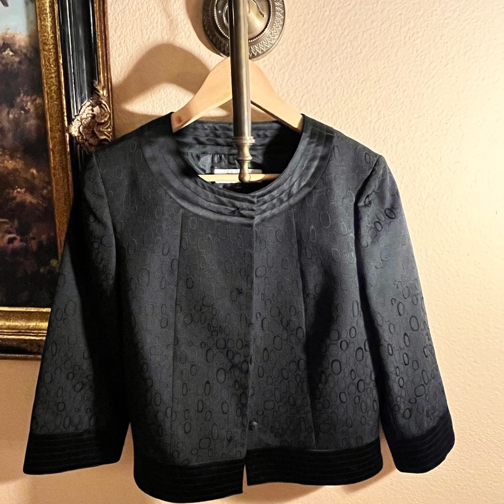 Tahari short blazer, size 8, black
